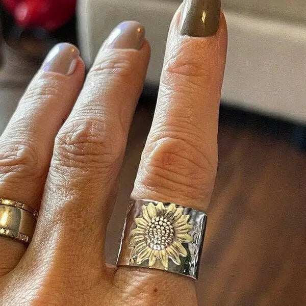 Anello a fascia larga con girasole dorato