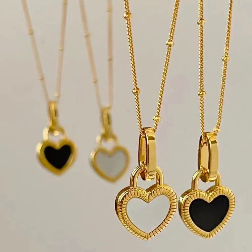 Collana con pendente a cuore bianco e nero in oro
