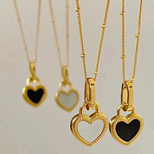 Collana con pendente a cuore bianco e nero in oro