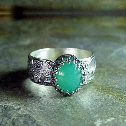 Anello con smeraldo e fiore scolpito