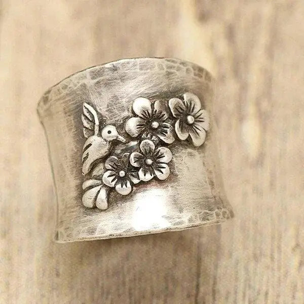 Anello a Banda Larga con Fiore di Uccello