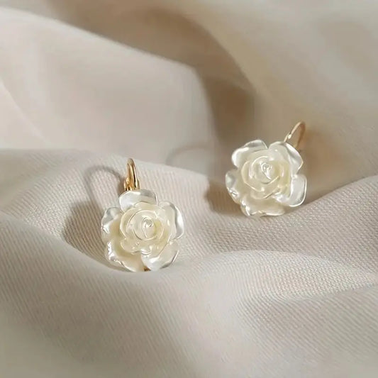 Orecchini floreali di camelia bianca affascinanti