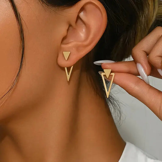 Orecchini con design a triangolo