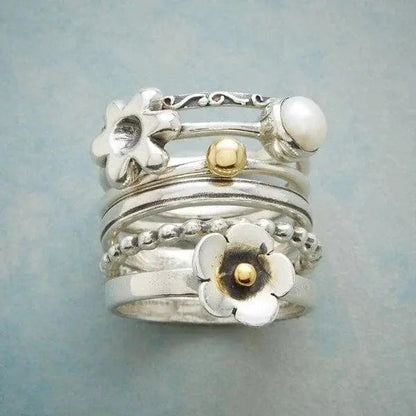 Collana con fiore, perle e anello