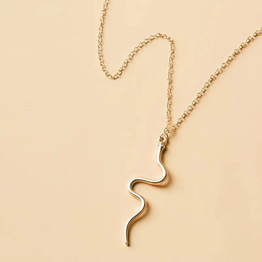 Catena minimalista con motivo a serpente