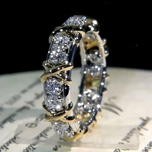 Anello elegante con cristalli e dettagli in oro –design di lusso moderno