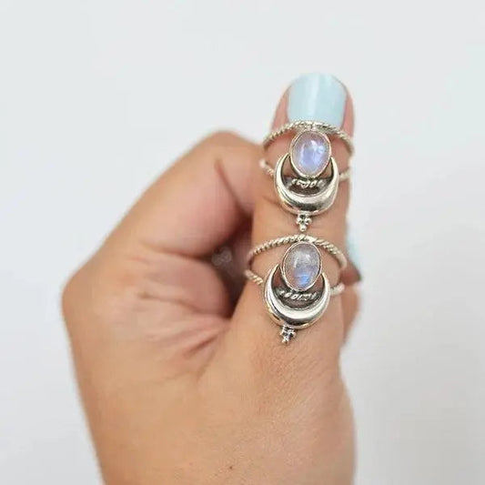 Anello con fase lunare e opale arcobaleno ovale