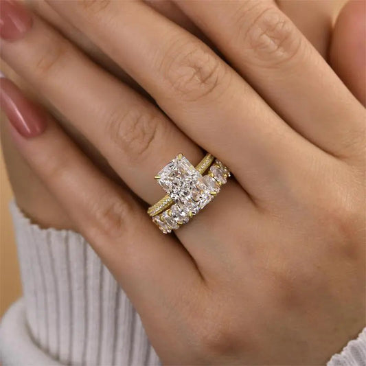 Anello in oro con diamante a taglio a cuscino elegante