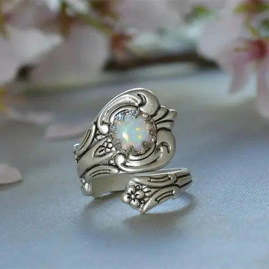 Anello regolabile a cucchiaio con opale bianco