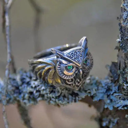 Anello con smeraldo a forma di civetta