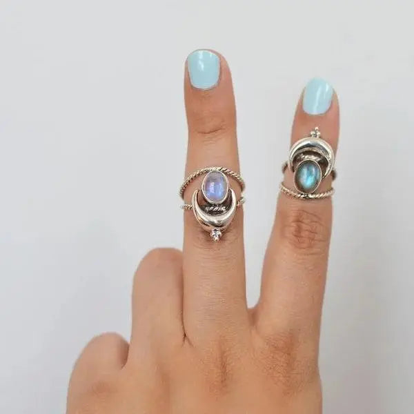 Anello con fase lunare e opale arcobaleno ovale
