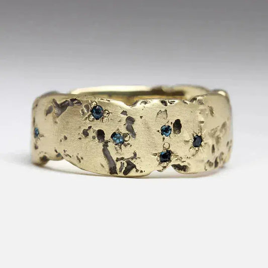 Anello Vintage Dorato Fuso con Incavo di Cristallo Blu