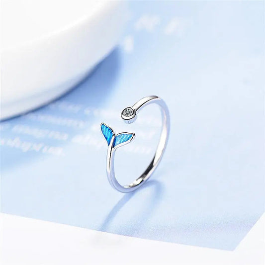 Anello in argento con coda di balena e zirconi