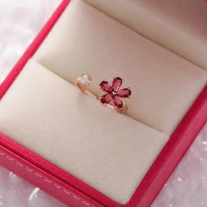 Anello Regolabile con Fiore di Cristallo Rosso in Oro