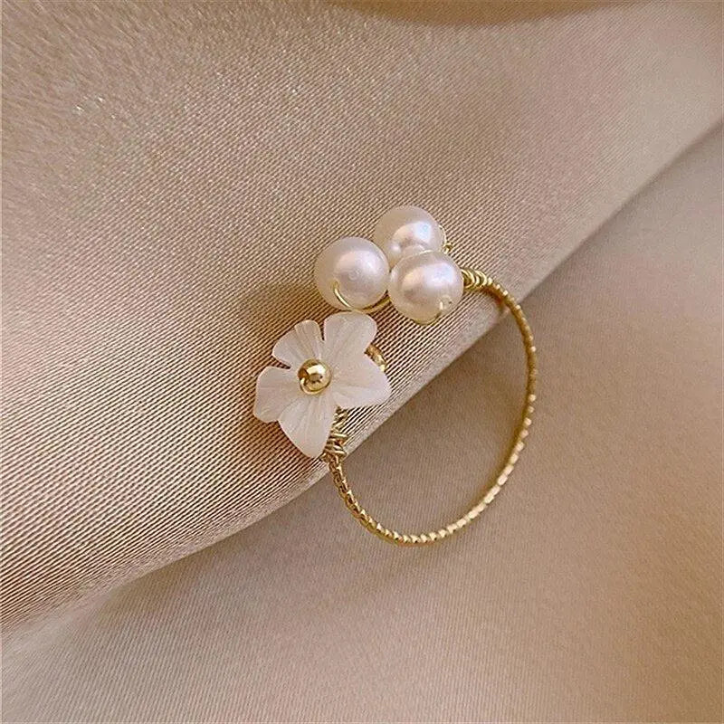 Anello regolabile con perla e fiore in oro