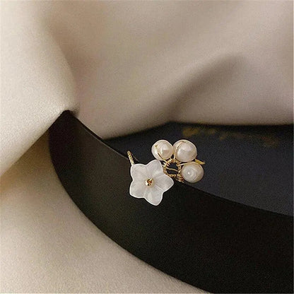 Anello regolabile con perla e fiore in oro