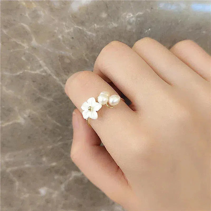 Anello regolabile con perla e fiore in oro