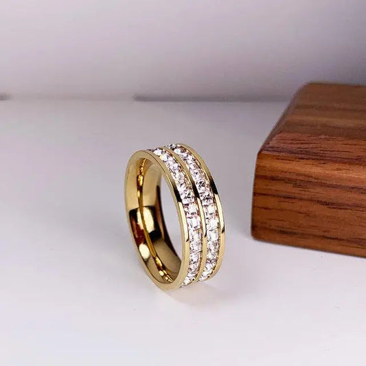 Anello elegante con inserti doppi di zirconi