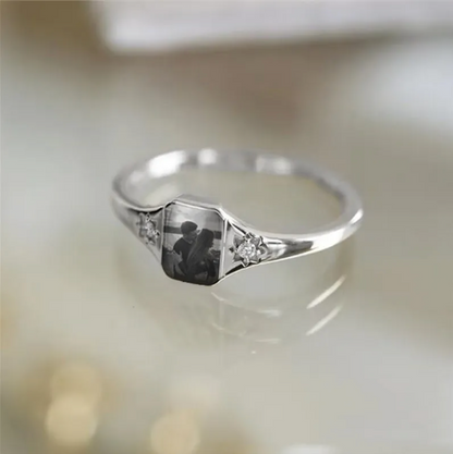 Anello di diamanti elegante con incisione personalizzata dell'immagine