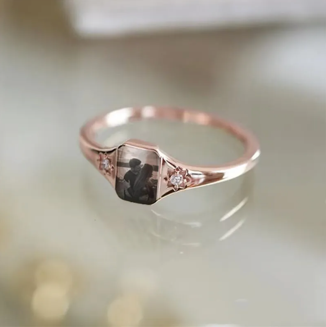 Anello di diamanti elegante con incisione personalizzata dell'immagine