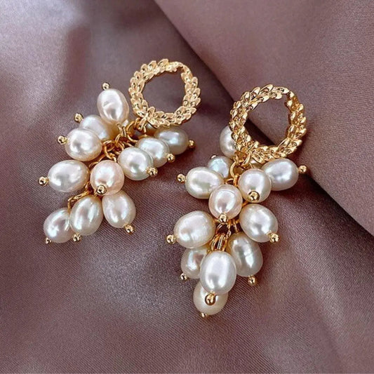 Orecchini di lusso con perle collegate in oro