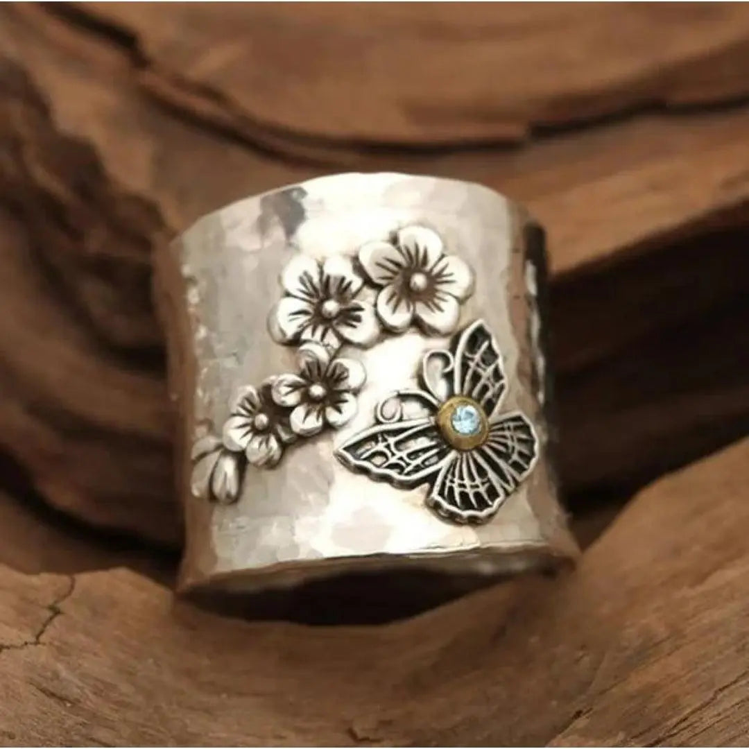 Anello a banda larga con fiore di farfalla e api