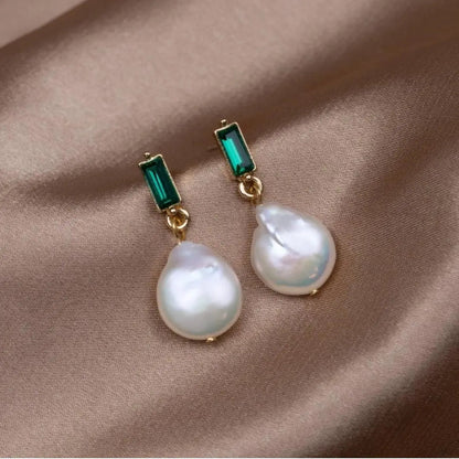 Orecchini di lusso con perle e zirconia verde in oro
