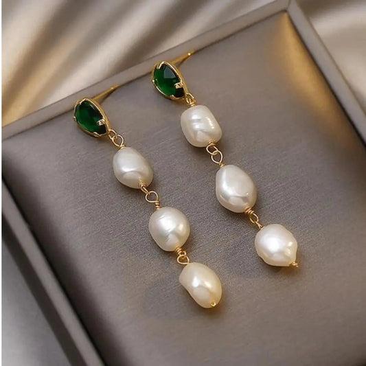 Orecchini pendenti con perla smeraldo in oro