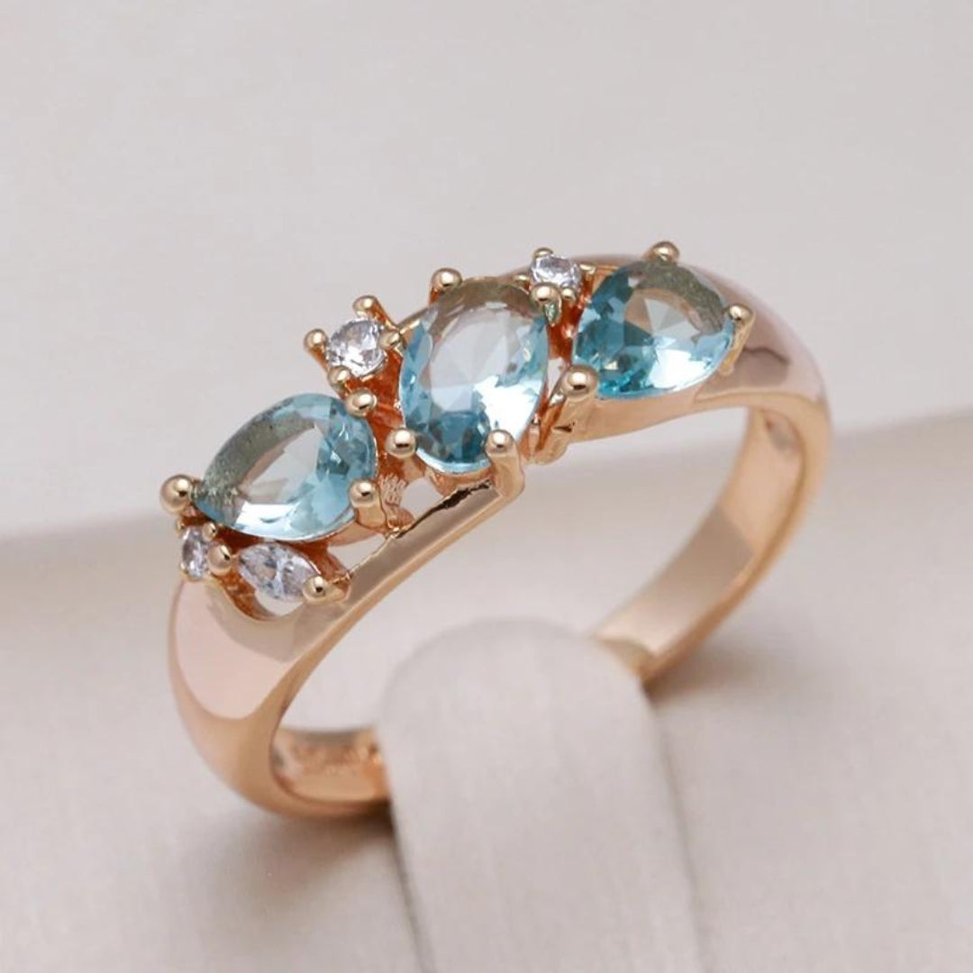 Anello d'oro con pietre di zirconia blu