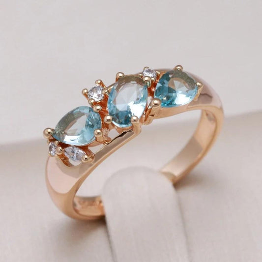 Anello d'oro con pietre di zirconia blu