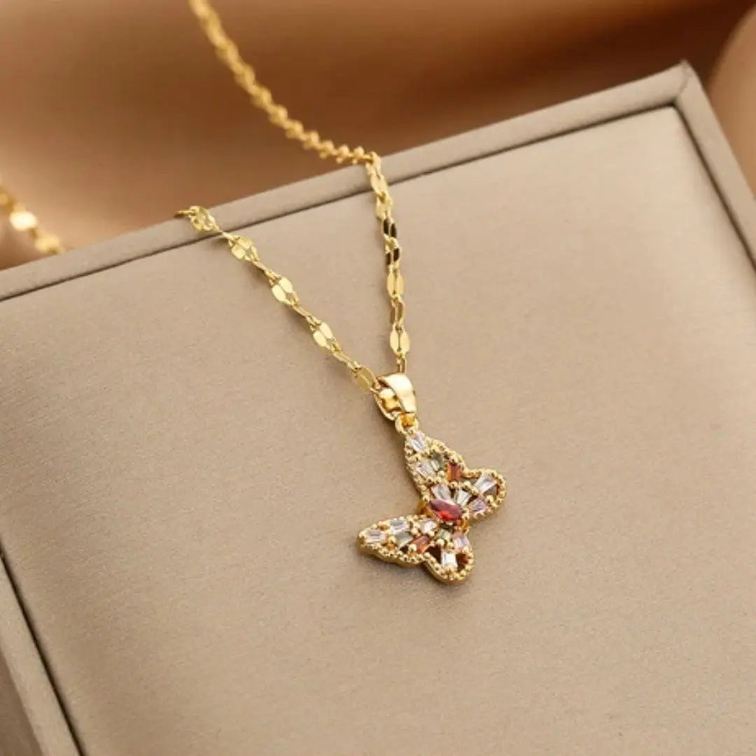 Collana con farfalla di cristallo in oro