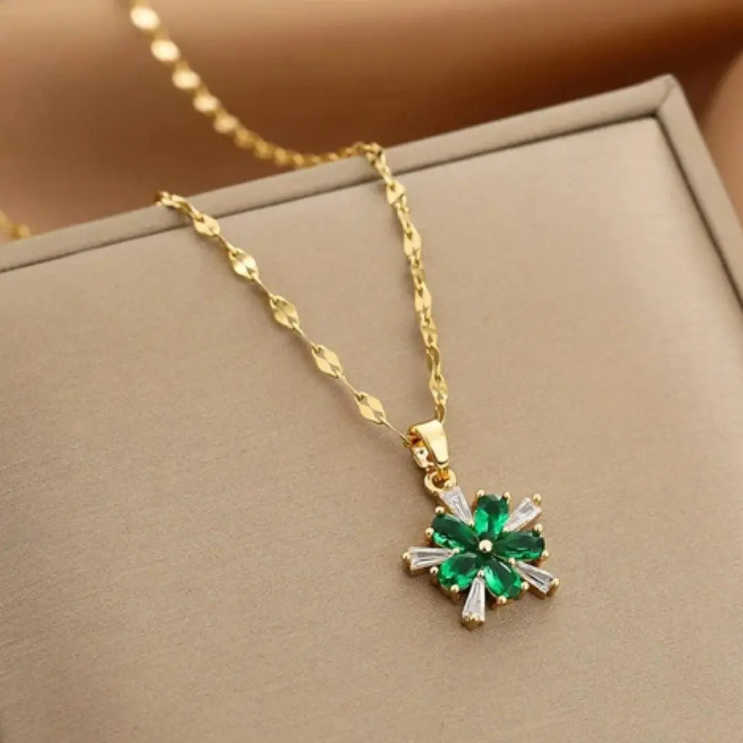 Collana con fiore di cristallo verde in oro