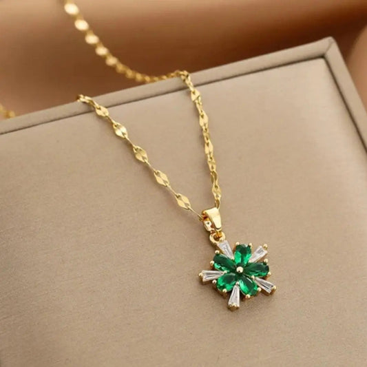 Collana con fiore di cristallo verde in oro