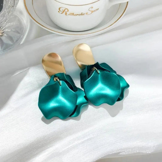 Orecchini eleganti con petali blu in oro