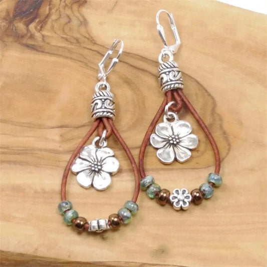 Orecchini in pelle con motivo floreale vintage