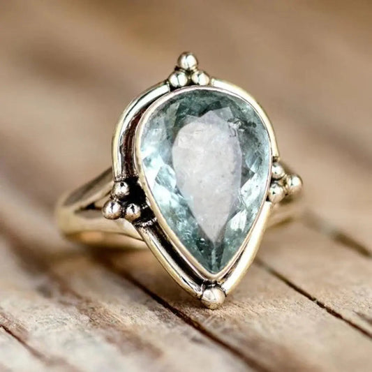 Anello in stile vintage con incastonatura di cristallo blu