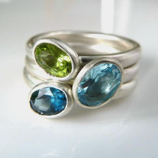 Anello vintage in argento con pietre di zirconia a forma ovale
