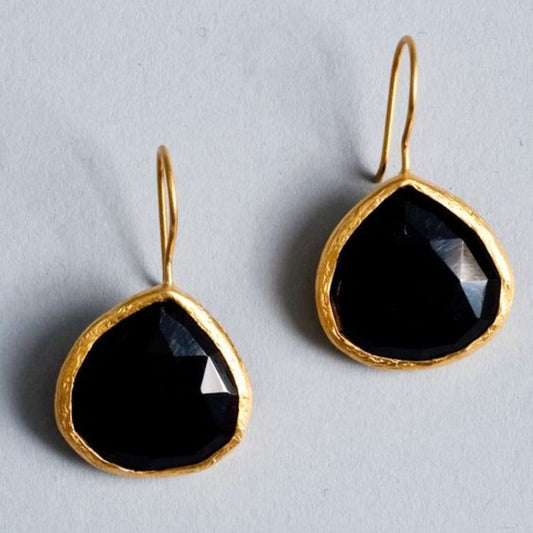 Orecchini vintage dorati con grande pietra nera
