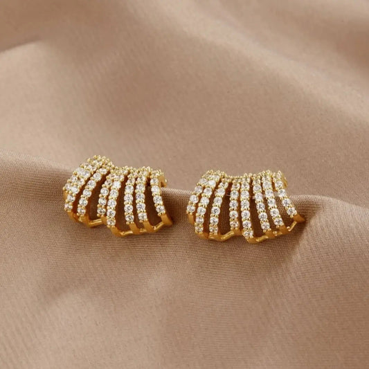 Orecchini a cerchio con perle in oro