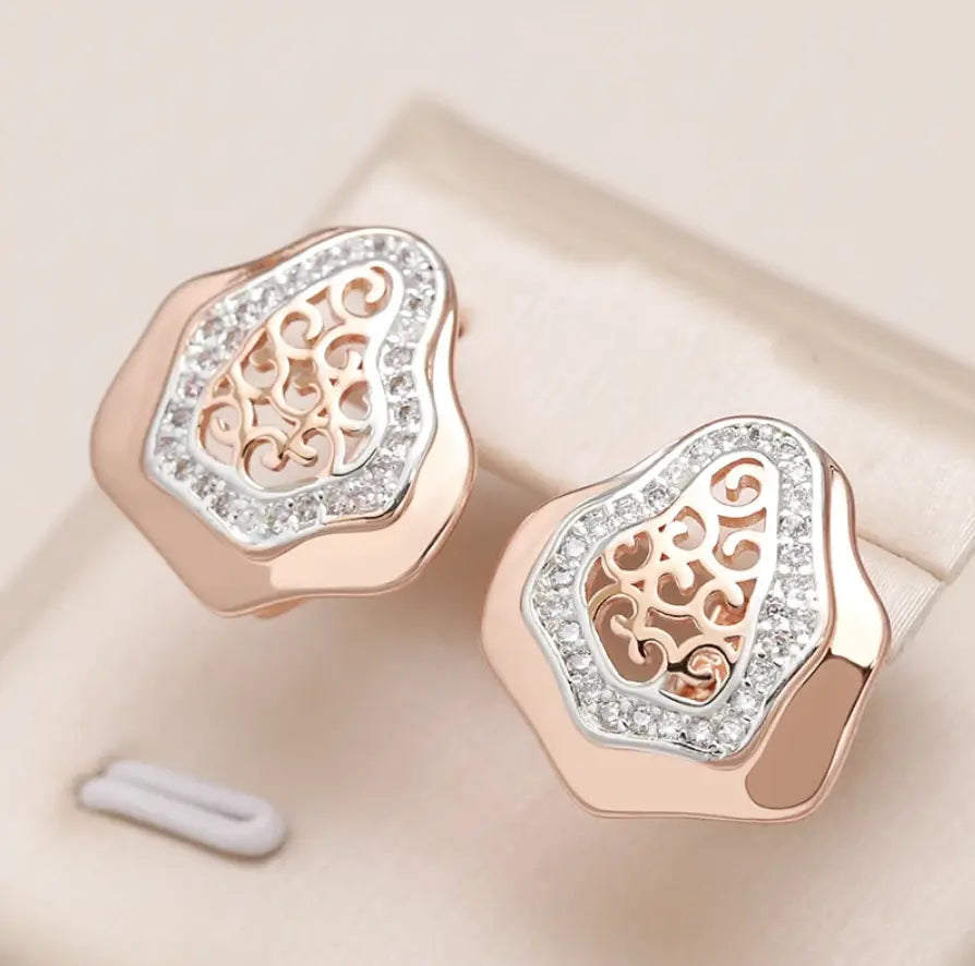 Orecchini con guscio in zirconia dorata