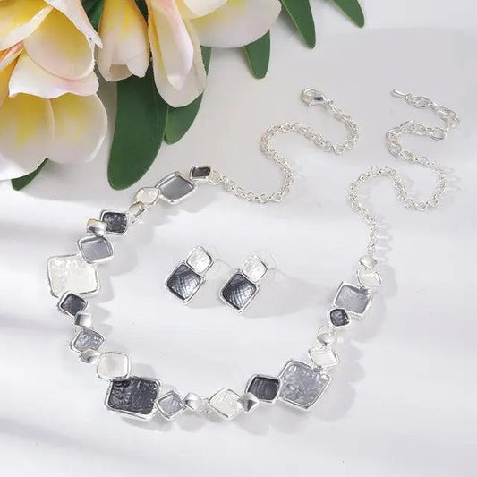 Collane rotonde in smalto grigio con geometrie
