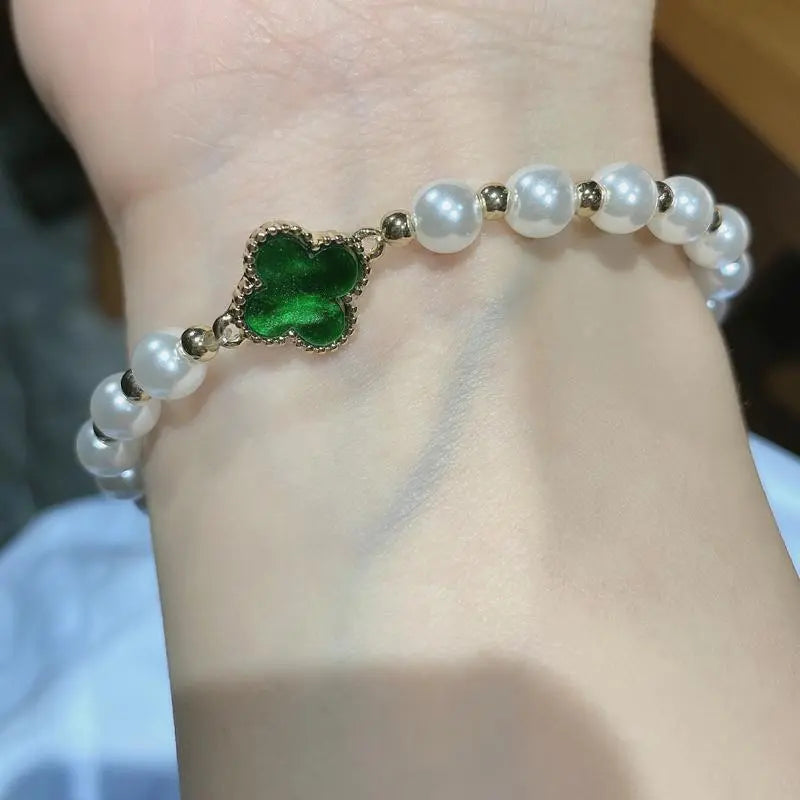 Braccialetto con foglia di quadrifoglio in smeraldo e perline
