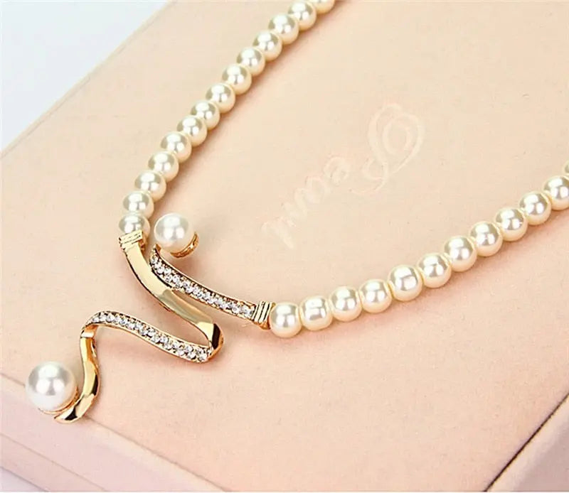 Collana e orecchini con perle naturali