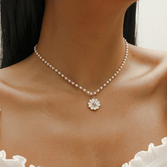 Collana di perle con pendente a margherita