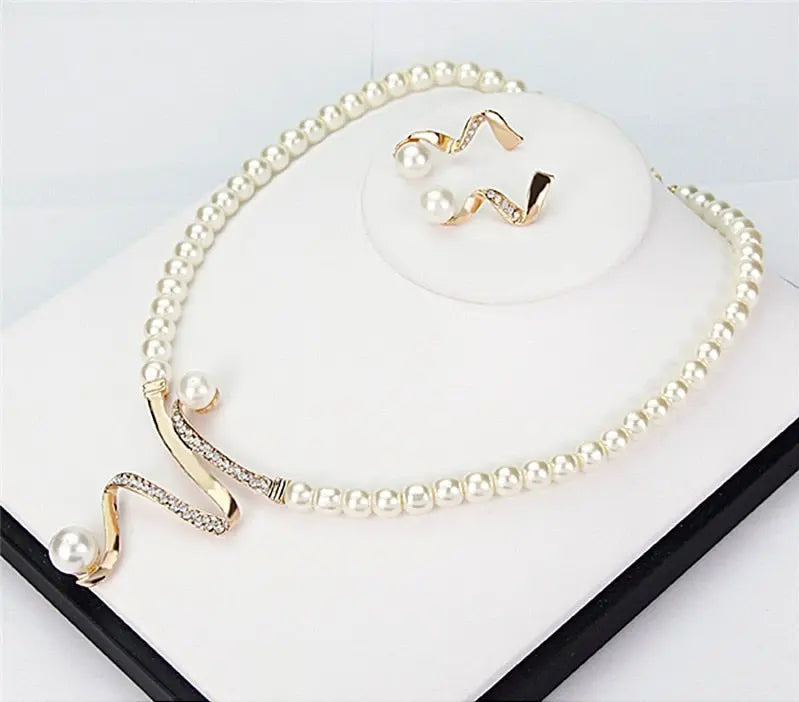 Collana e orecchini con perle naturali