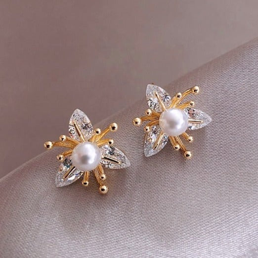 Orecchini d'oro con fiore di perle
