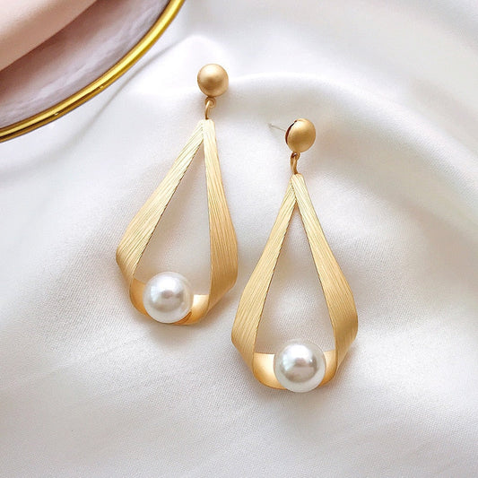 Orecchini eleganti a goccia in oro con perle