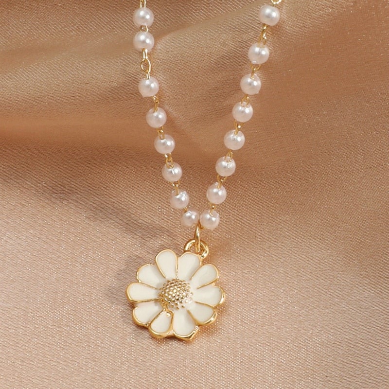 Collana di perle con pendente a margherita