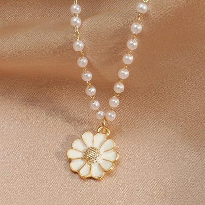 Collana di perle con pendente a margherita