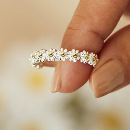 Anello regolabile in argento con margherita dipinta a mano in smalto